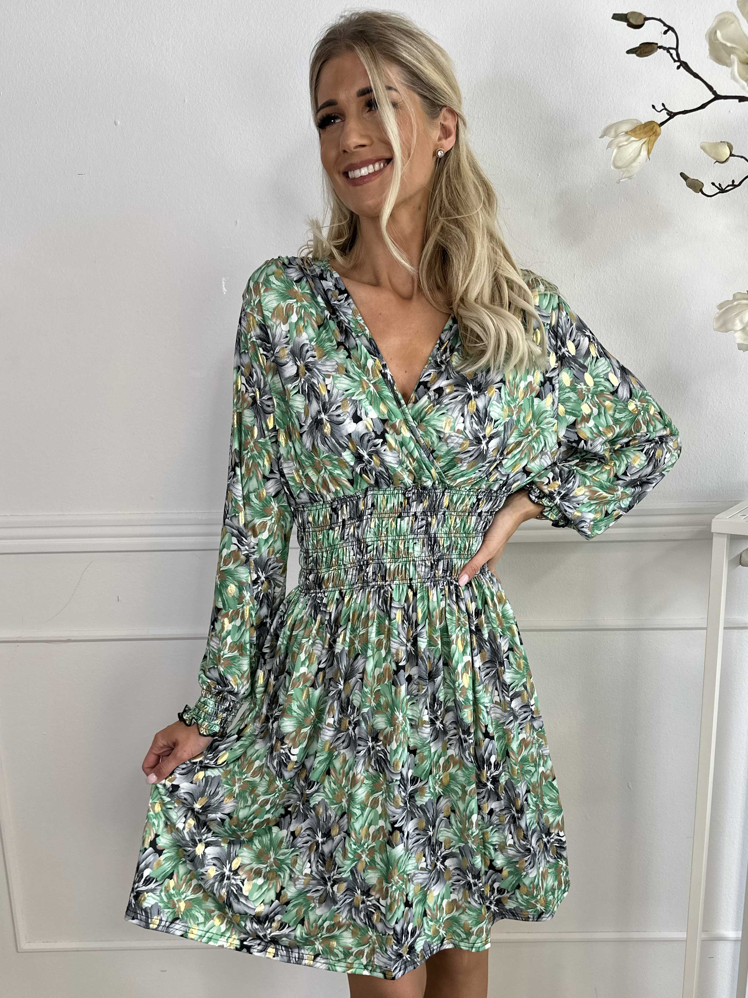 Pams Floral Short L/S - Elastisk kjole med smock i livet